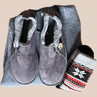 Přišel čas postarat se o své blízké 🍁☕️. Tyto papuče zahřejí nejen nohy, ale i duši vašich drahých. Kožené bačkory s ovčí...